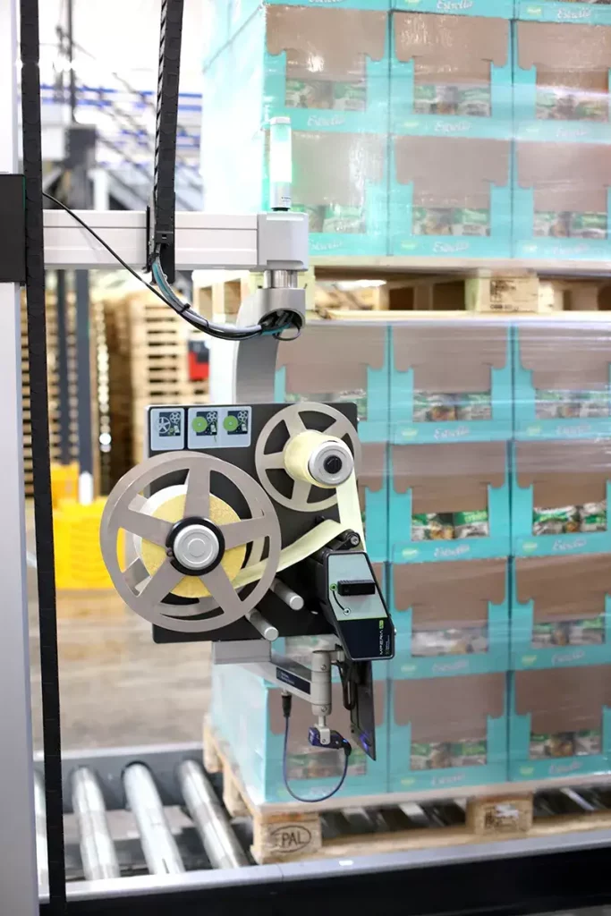 MPERIA® A-serien med FlexWipe etiketterar en pall