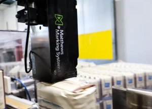 Märkningssystem från Matthews Marking Systems applicerar märkning på fylld säck i produktionsmiljö